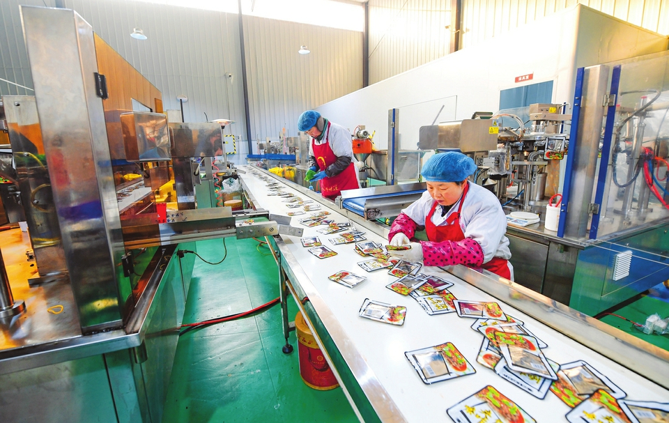 食品学院举行农产品深加工与安全现代产业学院2026产业班成立暨暑期企业实习实训出征仪式(图1)
